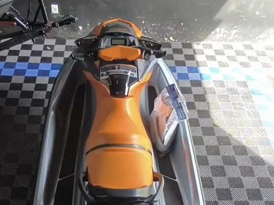 Painel e banco laranja de um Sea-Doo GTi 130 na oficina da Fuga Racing